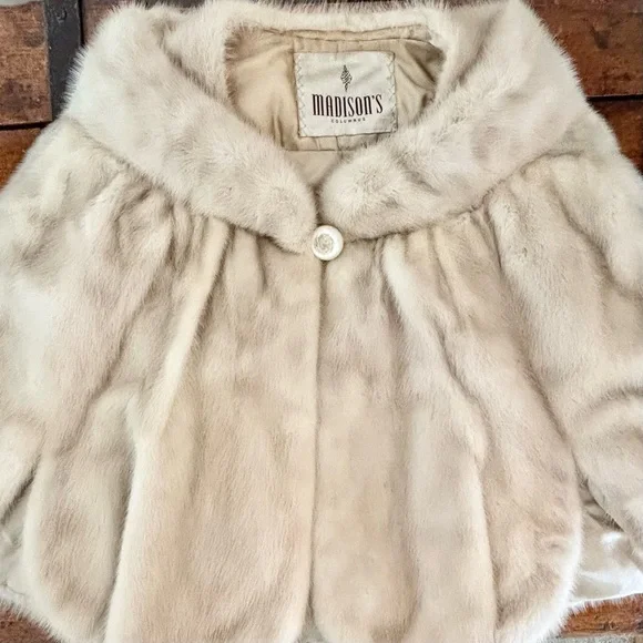 Vintage Madison’s Store Cream Cape Luxurious Faux Fur - Picture 3 of 10